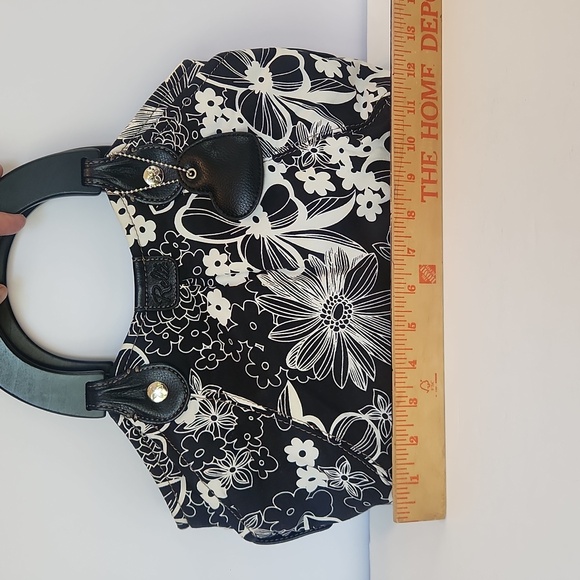 Relic - Black and White Cloth Handbag w Wooden Handle - Picture 10 of 13